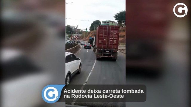 Acidente deixa carreta tombada na Rodovia Leste-Oeste