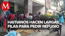 En CdMx, migrantes hacen largas filas afuera de Comar para pedir asilo en México