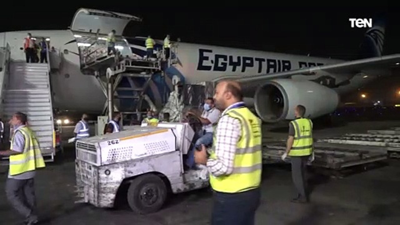 مصر تستقبل مليون و500 ألف جرعة من لقاح أسترازينيكا بمطار القاهرة الدولى