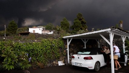 Families forced to flee as lava inches closer to their homes