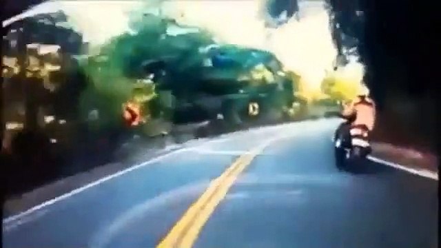 Kejadian lucu saat ibu ibu mengendarai motor - kocak abis