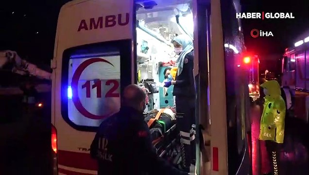 Parçalara ayrılan tırda sıkışan yaralı sürücüyü 1 saatte kurtardılar