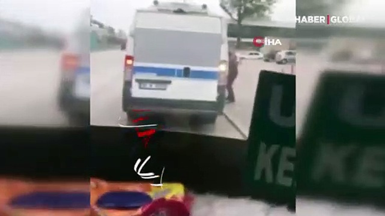 Palalı saldırgan dehşeti kamerada! Önce minibüse sonra yoldakilere saldırdı