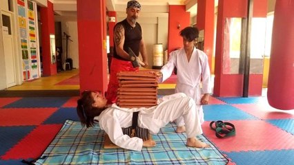 Sırtını çivili tablaya dayayıp karnında balyozla 10 kiremit kırdırdı