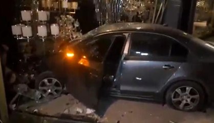 Alkollü şahıslar önce araçla dükkana girdi, sonra taksiye binip kaçtı