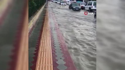 Hatay'da sağanak etkili oldu, araçlar suya gömüldü