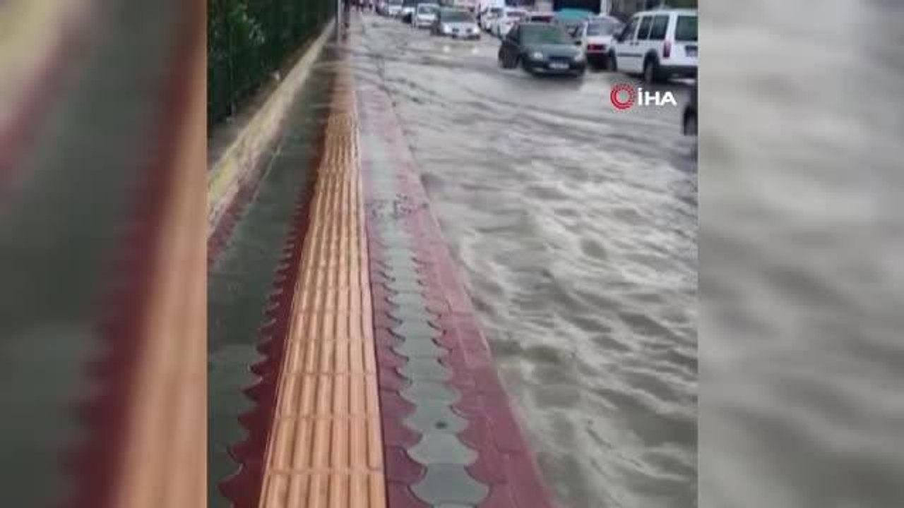 Hatay'da sağanak etkili oldu, araçlar suya gömüldü