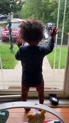 heartwarming-scene-as-toddler-welcomes-daddy-home-from-work