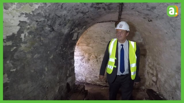 Un abri antiaérien devant la gare de Tournai