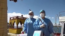 Sanitarios peruanos llevan las vacunas a las comunidades indígenas del Lago Titicaca