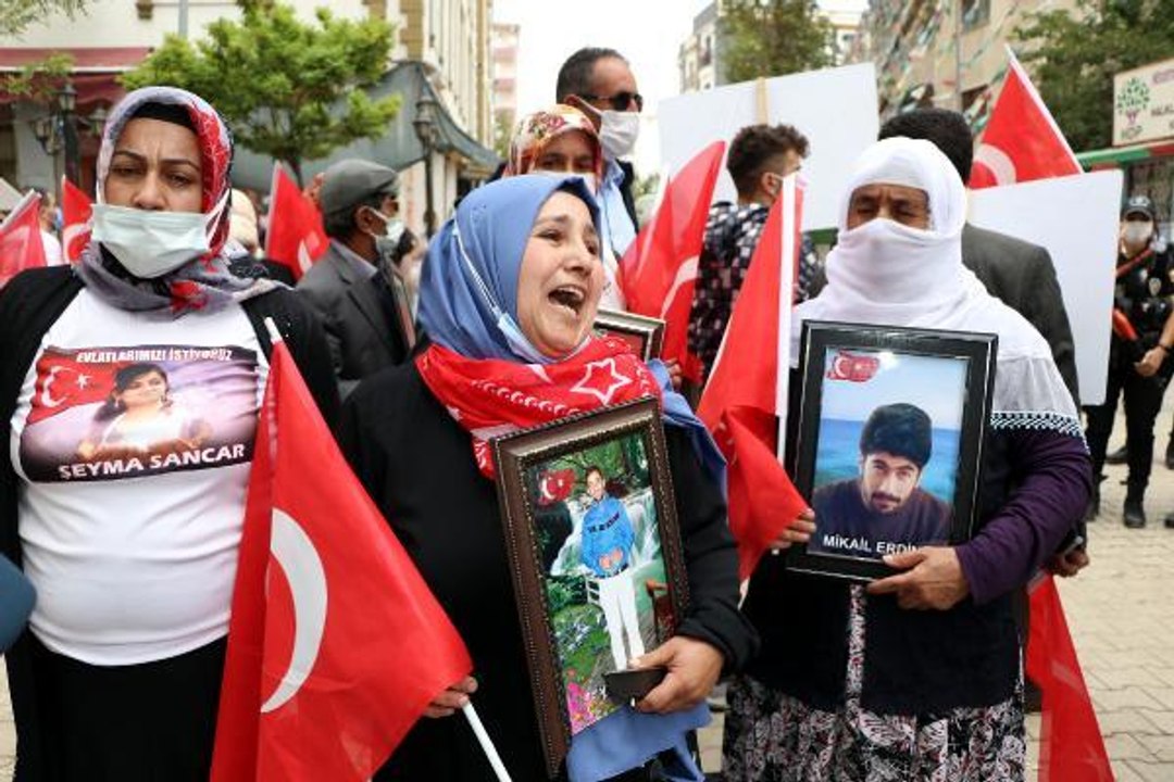 VAN'DA HDP ÖNÜNDEKİ ANNE: EVLADIMI NASIL KANDIRDIKLARININ HESABINI VERSİNLER