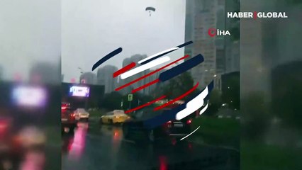 Fırtınada savrulan paraşütçüler caddeye indi