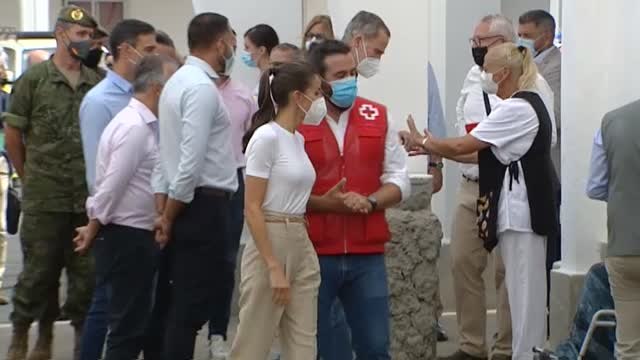 Los Reyes escuchan en Palma los testimonios de algunos evacuados por la erupción del volcán