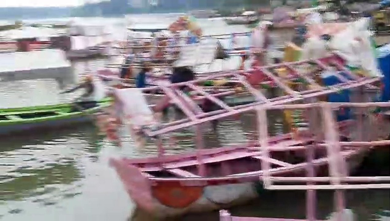 उफनती नर्मदा में मौत को दावत देती सेल्फी