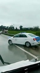 Une voiture se retrouve à un endroit improbable suite à un accident (Argentine)
