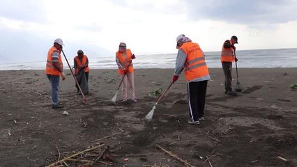 Hatay sahillerinde Suriye kaynaklı petrol sızıntısı temizliği sürüyor