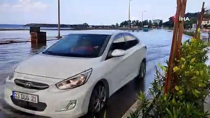Hatay'da yollar sular altında kaldı, evleri su bastı