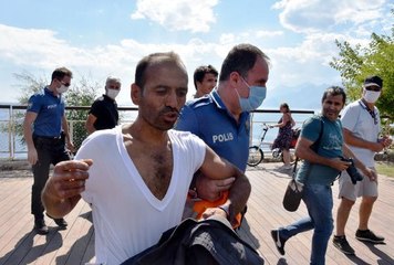 Atatürk posterini falezlere asmak isterken zor anlar yaşadı