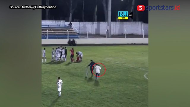Kocak! Petugas Medis Ini Malah Cedera saat Mau Menolong Pemain di Lapangan