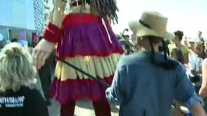 En escale à Marseille, Amal, marionnette syrienne, alerte sur le sort des enfants migrants