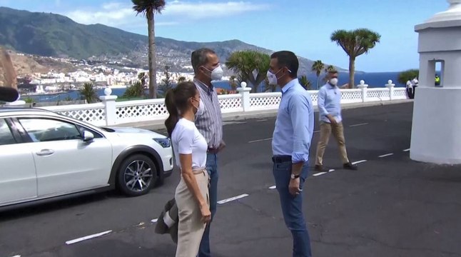 Sánchez regresa a La Palma y acompaña a los reyes en su visita