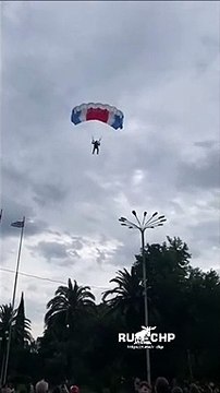 Atterrissage parfait d'un parachutiste... enfin presque