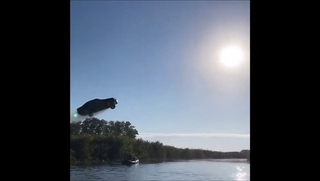 Un cascadeur saute une rivière en voiture... fou