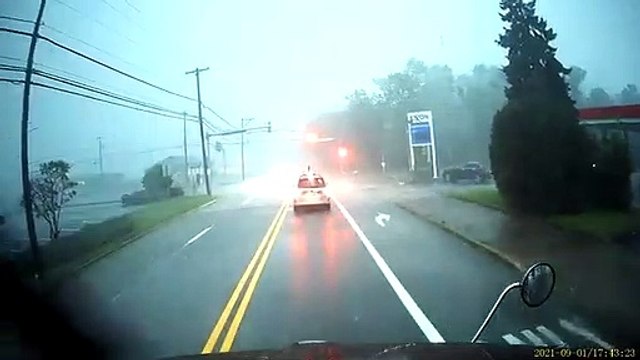 Ce camion fait face à une tornade... impressionnant