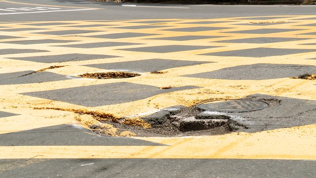 Conductores indignados por huecos ocultos en La Valencia