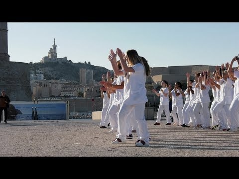 Marseille : ces étudiants infirmiers fêtent les 100 ans de leur école en chanson