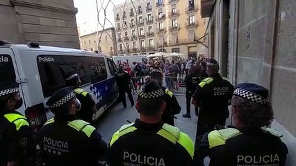 Xiulets de manifestants abans del pregó de la Mercè de 2021