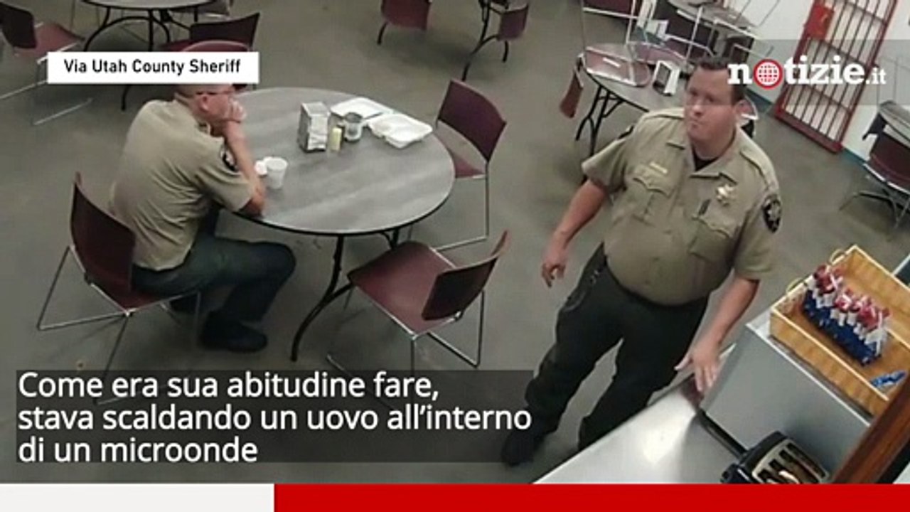 Usa, poliziotto scalda l'uovo in microonde per colazione: quando lo tira fuori gli esplode in mano