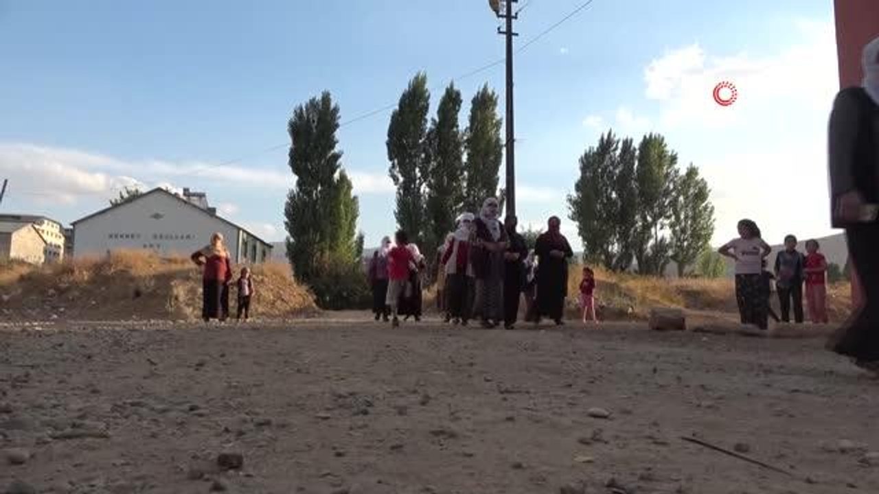 Muş'ta tozlu yol çilesi bitmek bilmeyen mahalleli belediyeye öfkeli