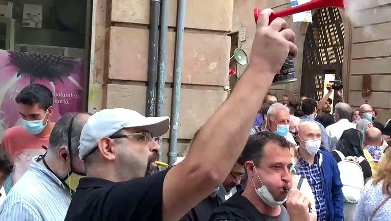 Manifestació contra el govern de Colau abans del pregó / Mar Acero