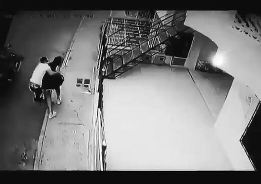 Valiente niño de 8 años enfrentó a ladrones con una sombrilla para defender a su madre