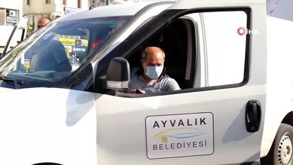 Yuvadan düşen yavru kumruyu itfaiye ve belediye ekipleri annesine kavuşturdu