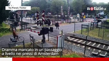 Amsterdam, attraversa il passaggio a livello mentre arriva il treno: tragedia sfiorata