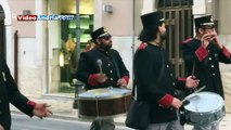 Andria: una banda musicale celebra San Pio per le vie del centro - video