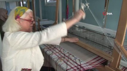 Yöresel dokuma kıyafetler ile zamana meydan okuyorlar