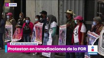 Familiares de los 43 normalistas de Ayotzinapa protestan en la FGR