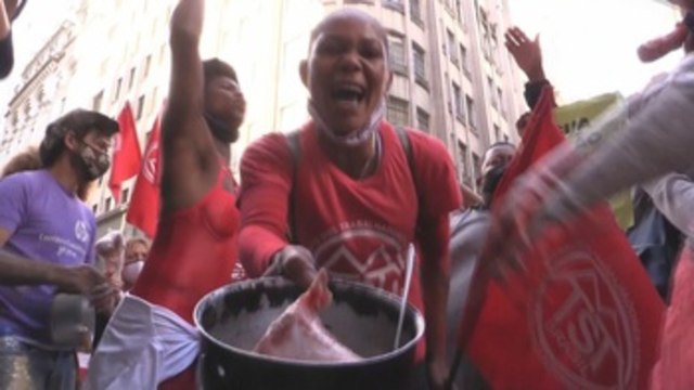 Brasileños protestan en la bolsa de Sao Paulo por alza de precios y desempleo