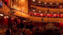 La Reina Sofía recibe la ovación del público del Teatro Real