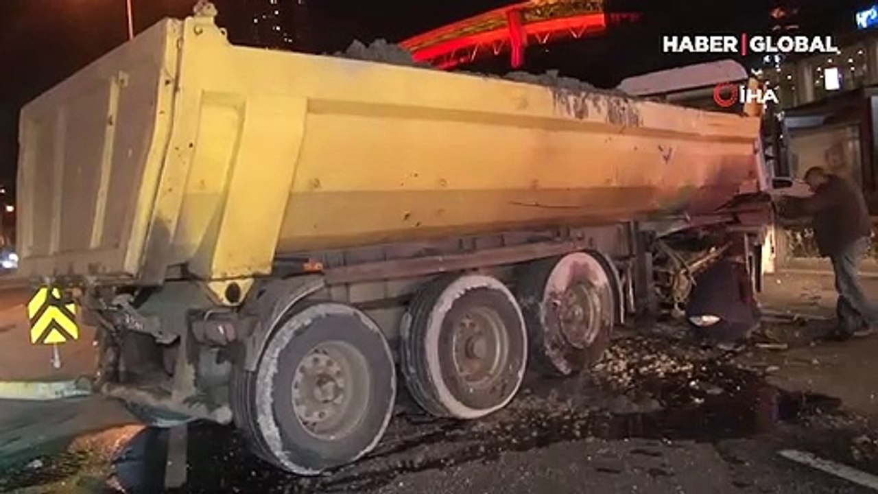İETT otobüsüyle hafriyat kamyonu çarpıştı