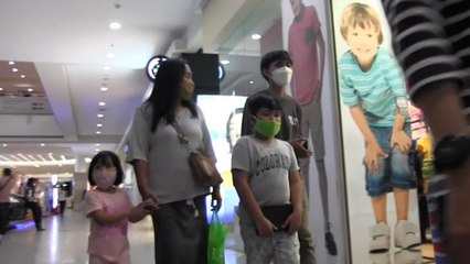 Orang Tua Mulai Membawa Anaknya ke Mal