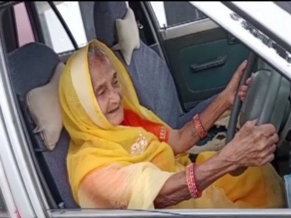 VIDEO: मध्य प्रदेश में 90 साल वृद्धा की चलाती ह...