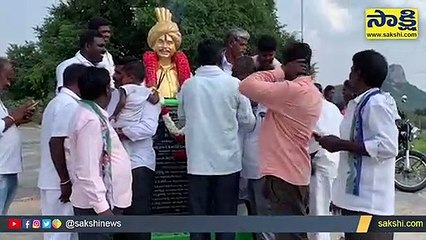 కుప్పంలో టీడీపీ దౌర్జన్యకాండ: వైఎస్సార్‌ విగ్రహం ధ్వంసం