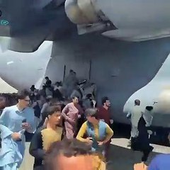 مطار كابول.. موت وفوضى وتدافع بحثاً عن فرصة للرحيل