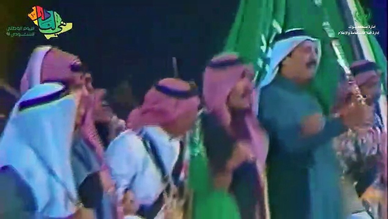 الملك سلمان يؤدي العرضة السعودية في تبوك: فيديو نادر سجل اللحظة