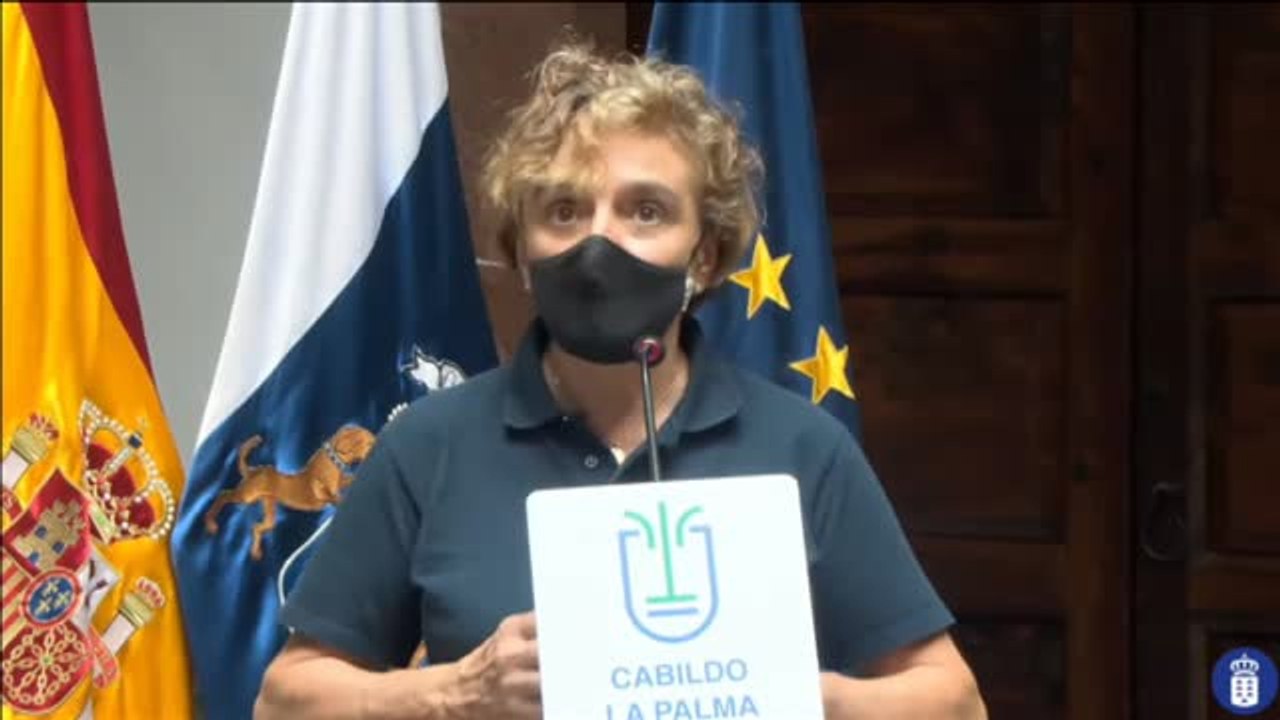 El volcán produce decenas de explosiones mientras sus coladas de lava avanzan muy lento