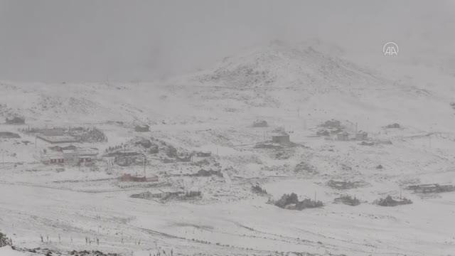 Bayburt'ta eylül ayında kar yağışı